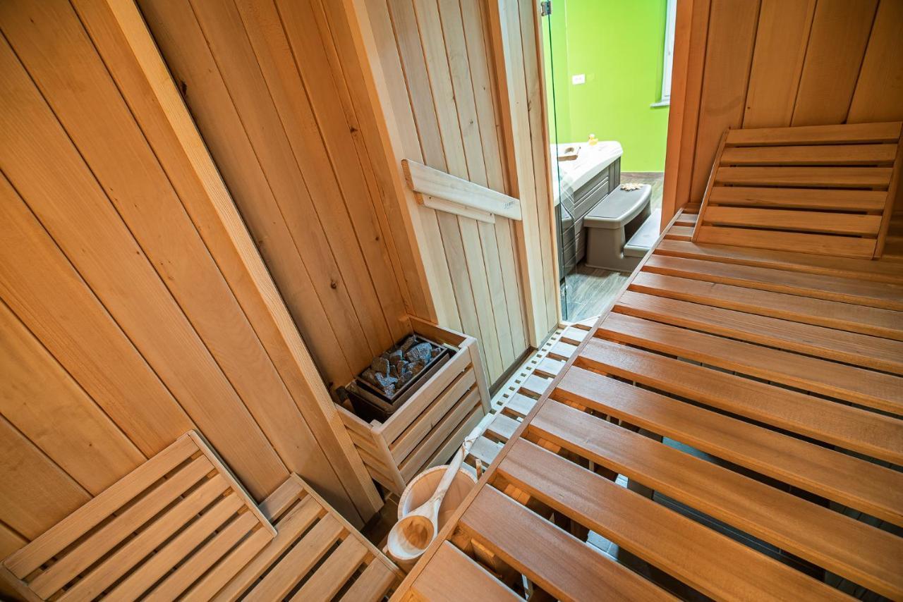 Holiday Home With Hot Tub And Sauna Sabina Rovte Exterior photo